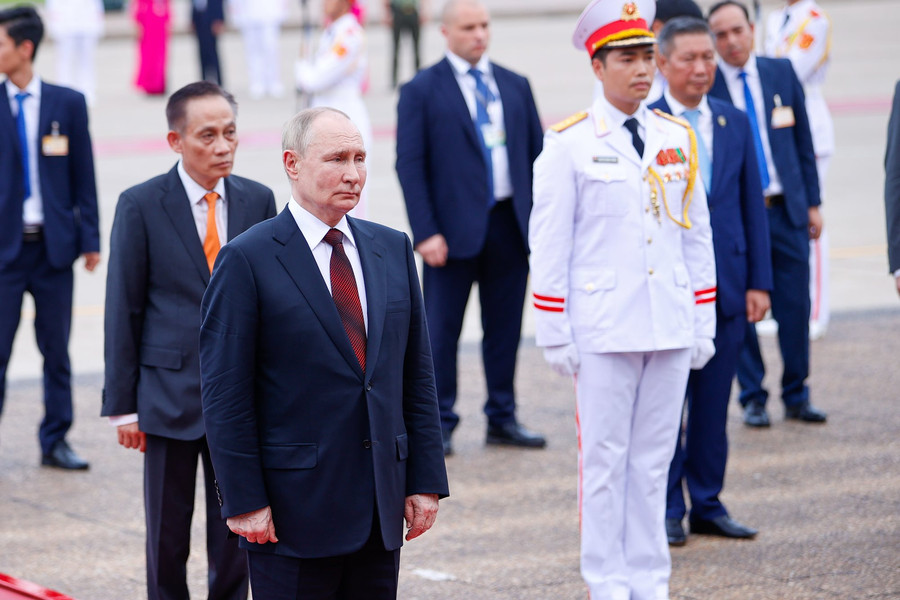 Tổng thống Nga Vladimir Putin vào Lăng viếng Chủ tịch Hồ Chí Minh