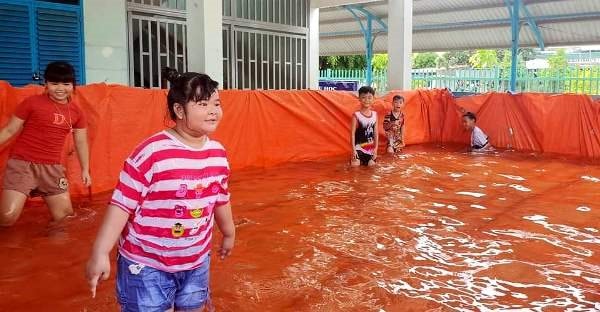 Những thầy giáo miệt vườn mở lớp dạy bơi miễn phí