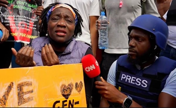Chị gái ông Obama bị trúng hơi cay khi tham gia biểu tình tại Kenya