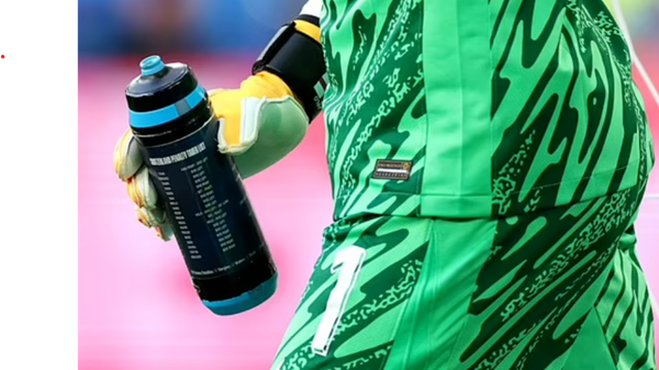 Euro 2024: Bí kíp bắt 11m trên chai nước của thủ môn tuyển Anh
