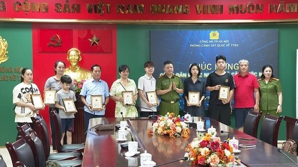 3 công dân dưới 14 tuổi đầu tiên của Hà Nội nhận thẻ căn cước