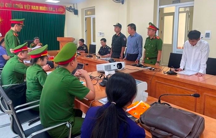 Bắt tạm giam Chi cục trưởng Chi cục hải quan cửa khẩu Xín Mần