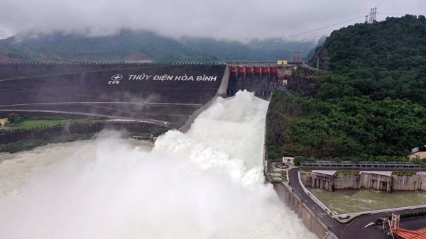 Mưa lớn, thủy điện Hòa Bình mở cửa xả đáy thứ 3