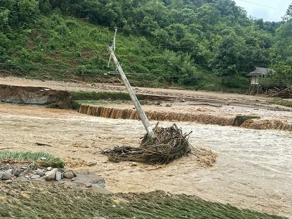 Nhiều người dân Điện Biên bị mất điện vì mưa lớn, lũ quét