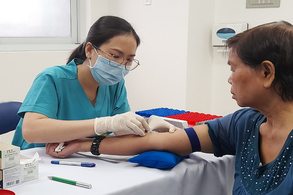 TP.HCM: Thân nhân liệt sĩ xét nghiệm ADN để tìm hài cốt người thân