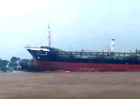 Tàu hàng va chạm với phà chở khách trên sông Vàm Nao