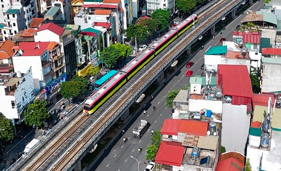 Hàng ngàn người trải nghiệm tuyến metro Nhổn - ga Hà Nội trong ngày đầu vận hành