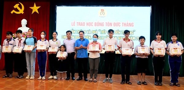 LĐLĐ An Giang trao học bổng và quà cho con em người lao động 'vượt khó học giỏi'