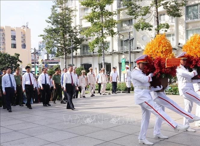 Tổng Bí thư, Chủ tịch nước Tô Lâm dâng hoa lên tượng đài Bác Hồ tại TP.HCM