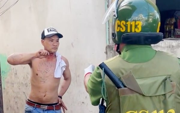 Ngăn chặn kẻ tẩm xăng đe dọa đốt nhà và tự sát cùng con gái