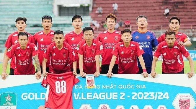 CLB bóng đá Long An được 'giải cứu' vào 'phút 89'!