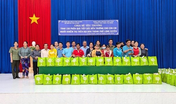 Công an An Giang trao 150 phần quà cho gia đình người khiếm thị có hoàn cảnh khó khăn