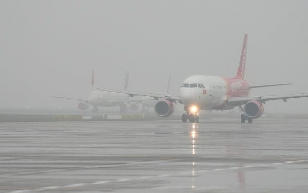 Sân bay đóng cửa, hàng trăm chuyến bay bị hủy vì bão số 3