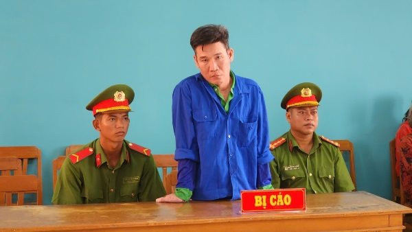 Lãnh 12 năm tù vì dùng dao đâm nhiều người do ghen tuông