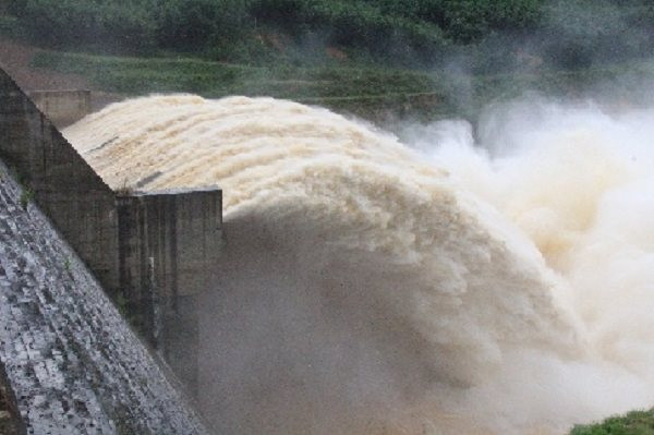 Thủy điện Hòa Bình mở 3 cửa xả lũ