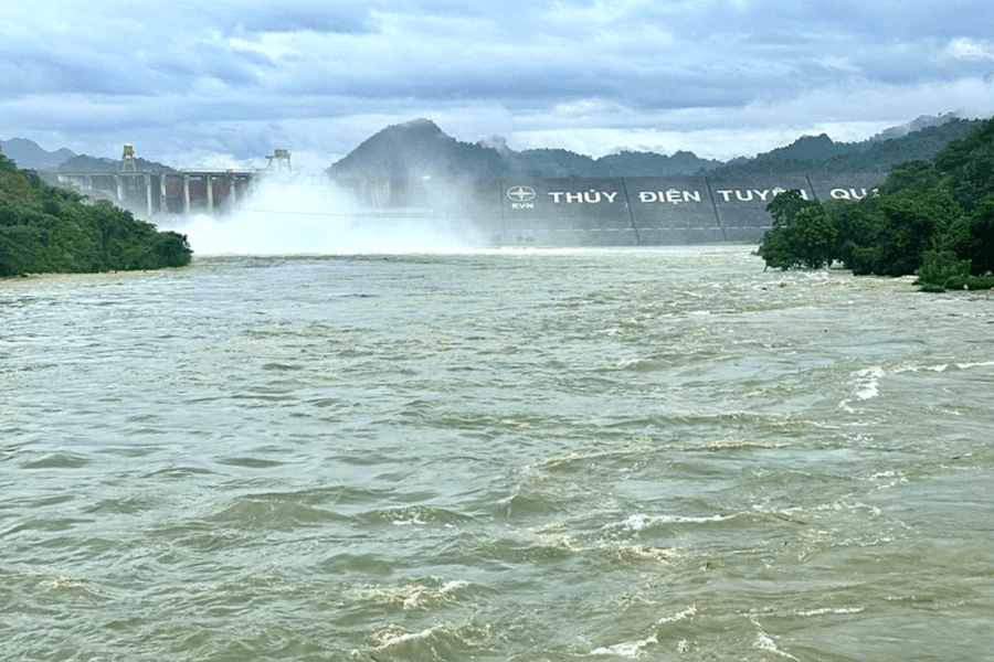 Đóng tiếp 1 cửa xả đáy hồ thủy điện Tuyên Quang