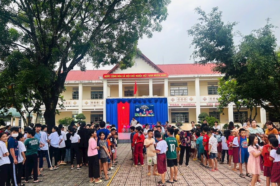 Tết Trung thu ấm áp với trẻ em xã Quốc Oai, huyện Đạ Tẻh, tỉnh Lâm Đồng