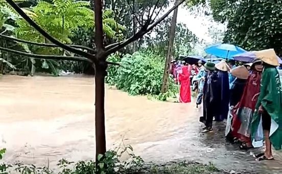 Nghệ An: 3 mẹ con bị lũ cuốn, người mẹ mất tích