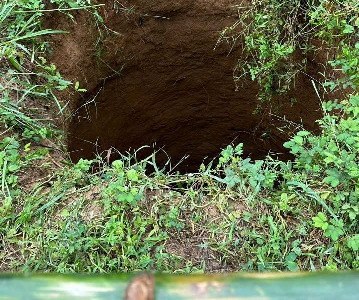 Quảng Bình: Xuất hiện hố sụt sâu 15m sát nhà dân sau mưa bão