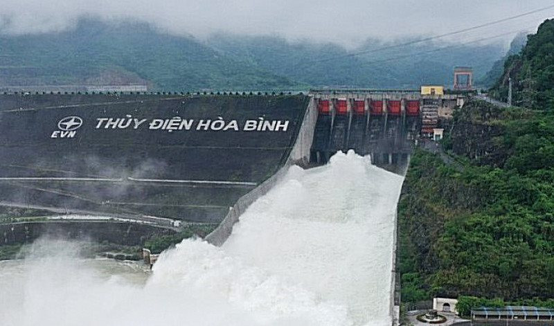 Thủy điện Hòa Bình mở 1 cửa xả đáy, Hà Nội và 11 tỉnh thành lo ứng phó