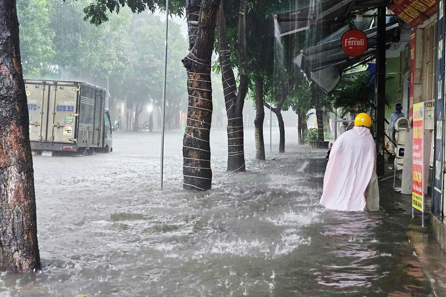 Mưa lớn tại Nghệ An, Hà Tĩnh: Quốc lộ 8 tê liệt, đường phố ngập sâu, sơ tán dân trong đêm