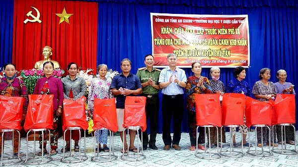 Công an An Giang tổ chức khám bệnh, cấp thuốc miễn phí cho người dân