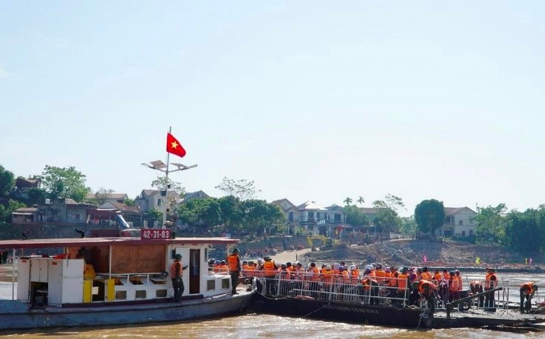 Dừng hoạt động phà quân sự để bắc lại cầu phao Phong Châu
