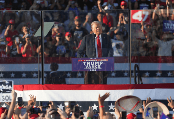 Bắt người đàn ông mang súng gần nơi vận động tranh cử của ông Trump