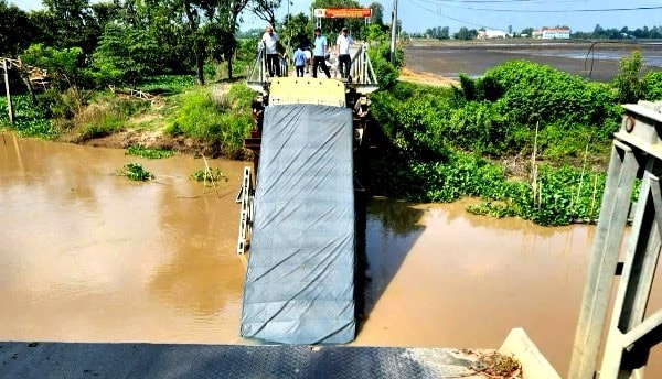 An Giang: Xe ô tô tải chở gạch làm sập cầu T6
