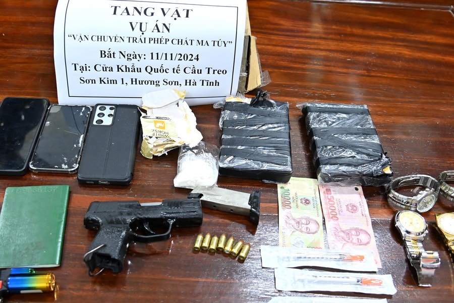Bắt kẻ vận chuyển ma túy, súng quân dụng qua biên giới