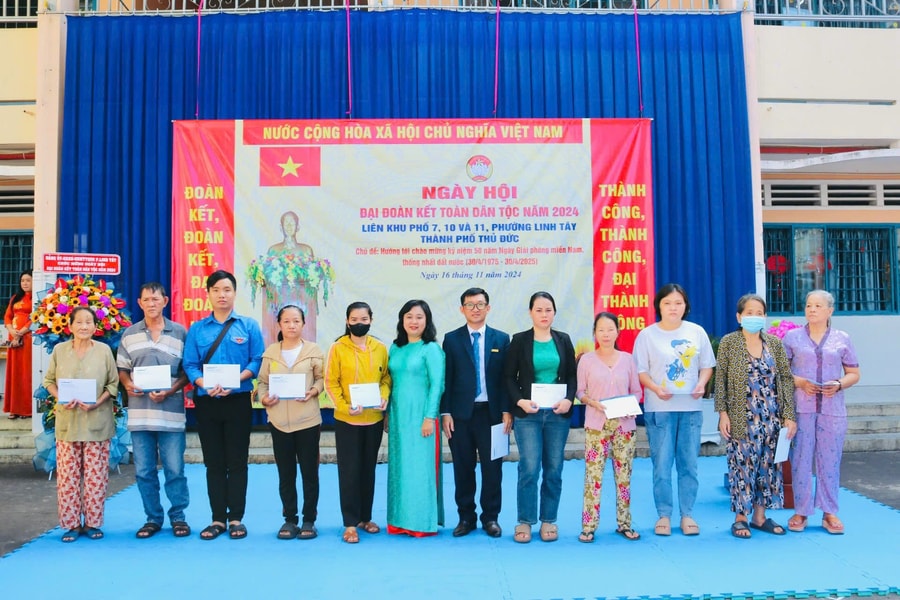 Chung tay hỗ trợ người nghèo trong ngày hội đại đoàn kết