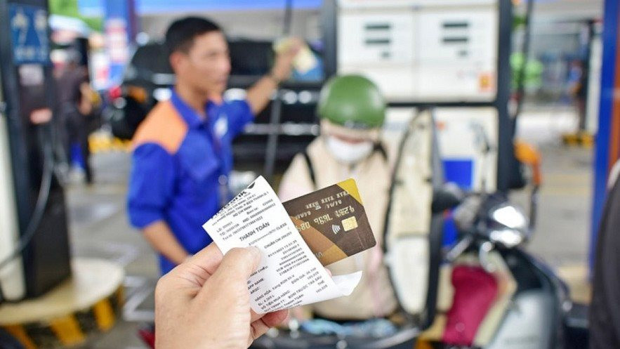 Thủ tướng yêu cầu kiểm tra cây xăng xuất hóa đơn điện tử từng lần bán