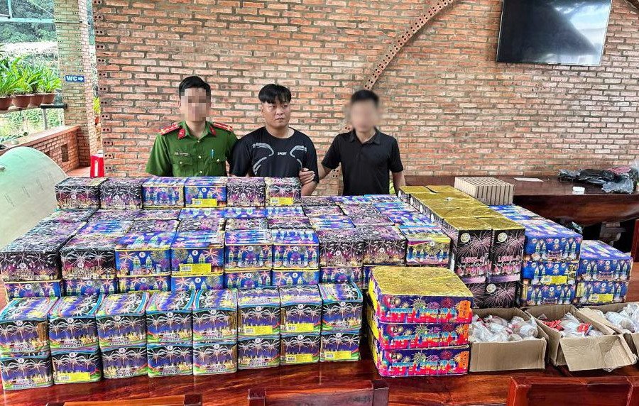 Phá đường dây mua bán hơn 1 tấn pháo lậu qua mạng