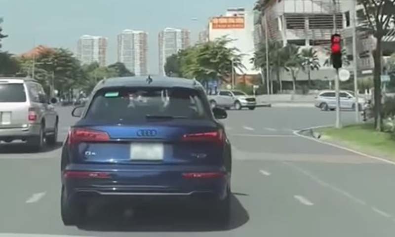 Công an TP.HCM tìm người quay clip xe Audi chạy đến đâu thì đèn xanh đến đó