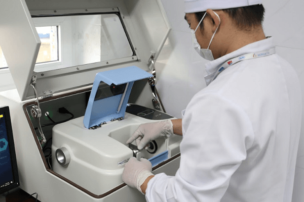 Dùng máy quang phổ hồng ngoại FTIR để phân tích sỏi tiết niệu