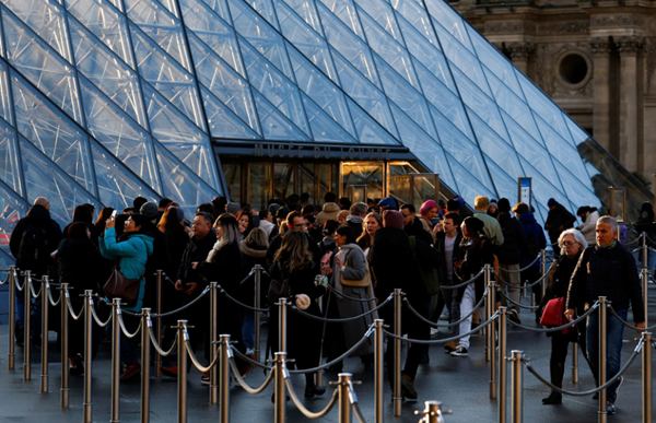 Bảo tàng Louvre cầu cứu chính phủ Pháp
