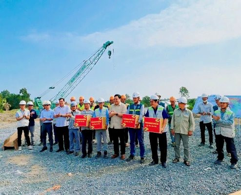 Chủ tịch UBND tỉnh Cà Mau thăm, chúc tết công nhân trên công trường cao tốc