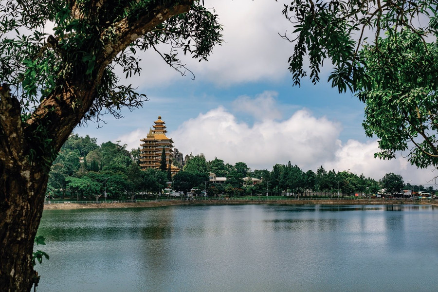 Lên núi tiết xuân sang