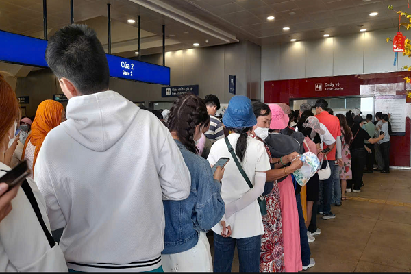 Metro số 1 quá tải mùng 2 tết, người dân xếp hàng dài chờ mua vé