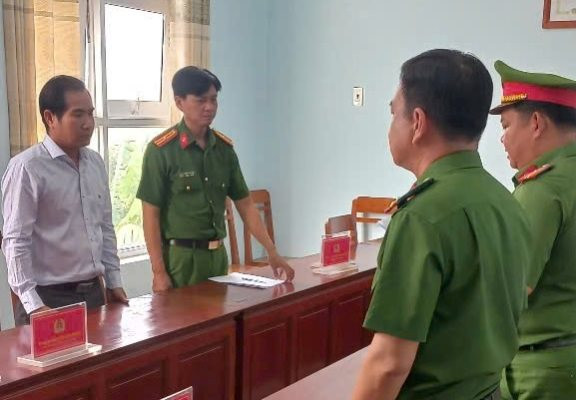 Bắt cựu Giám đốc Văn phòng Đăng ký đất đai chi nhánh Long Xuyên