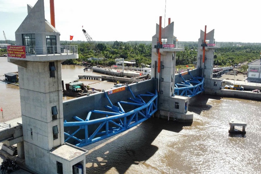 Vận hành tạm thời công trình ngăn mặn lớn nhất tỉnh Sóc Trăng