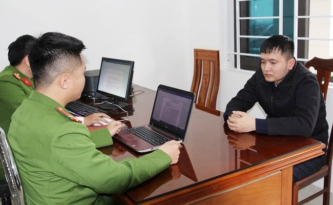 Bắt khẩn cấp người đàn ông đánh nam sinh sau va chạm giao thông ở TP.Vinh