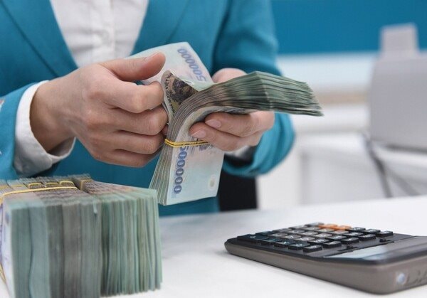 10 ngân hàng đã giảm lãi suất huy động trực tiếp và online