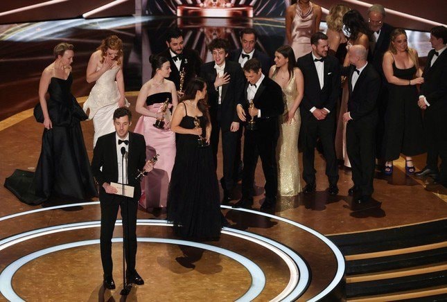 Phim về vũ công thoát y 'càn quét' Oscar 2025 với 5 tượng vàng