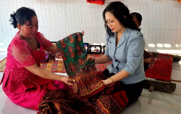Làng dệt Srây Skôth ngày càng khởi sắc