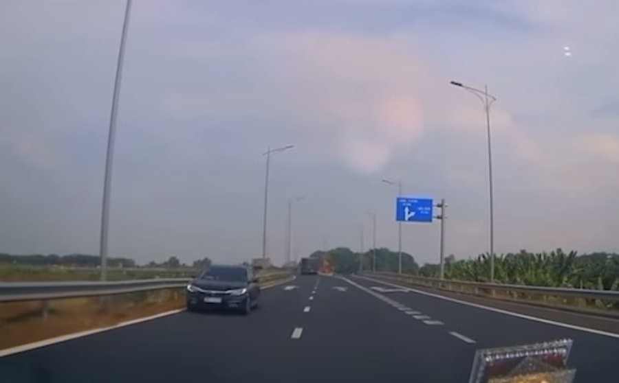 Lập biên bản tài xế đi ngược chiều trên đường dẫn cao tốc Phan Thiết - Dầu Giây