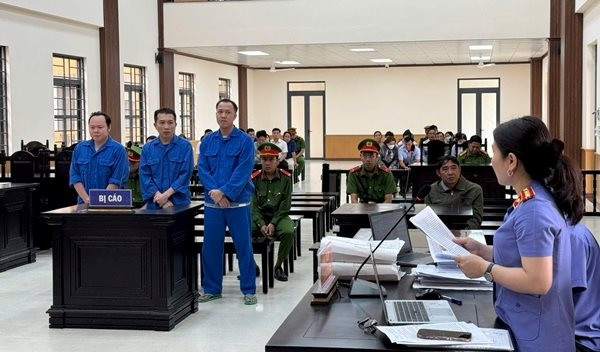 Ba cựu cán bộ trạm cảnh sát đường thủy ở An Giang hầu tòa vì nhận hối lộ