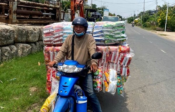 Giả làm người bán bánh kẹo dạo để vận chuyển thuốc lá lậu