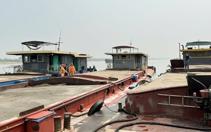 Tạm giữ 3 tàu vận chuyển cát không rõ nguồn gốc trên sông Hồng