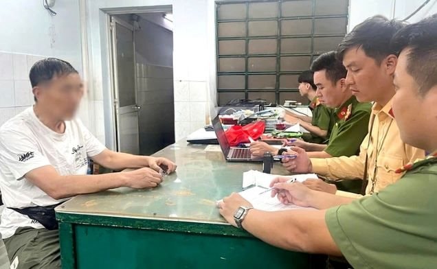 Xử phạt người đàn ông Trung Quốc cưỡi vali điện chạy trên đường TP.HCM